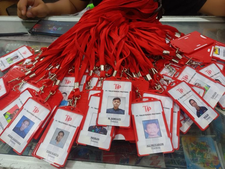 Hasil cetak ID card dan lanyard di percetakan Rawamangun